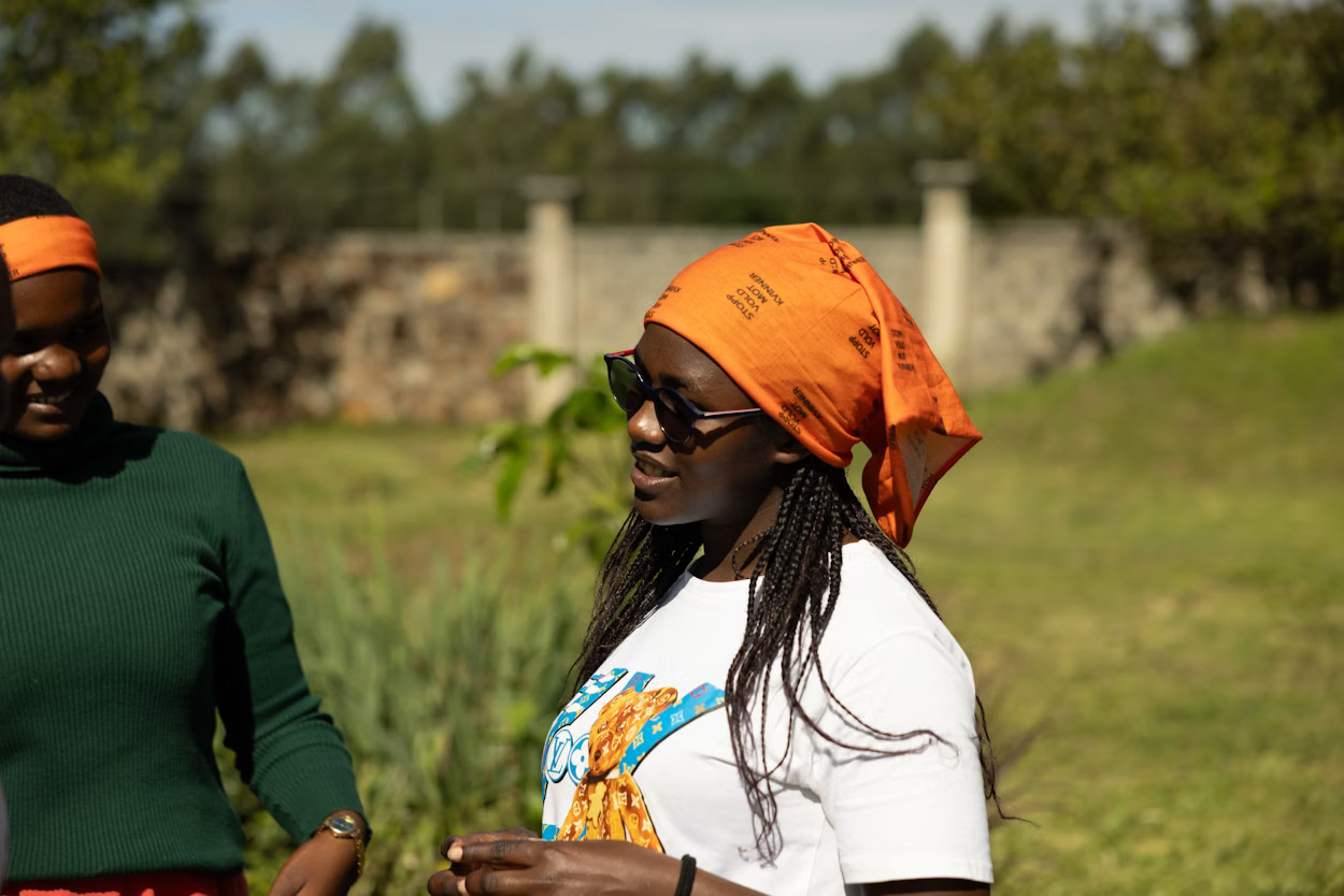 Ung jente med hodeplagg og solbriller, Foto.