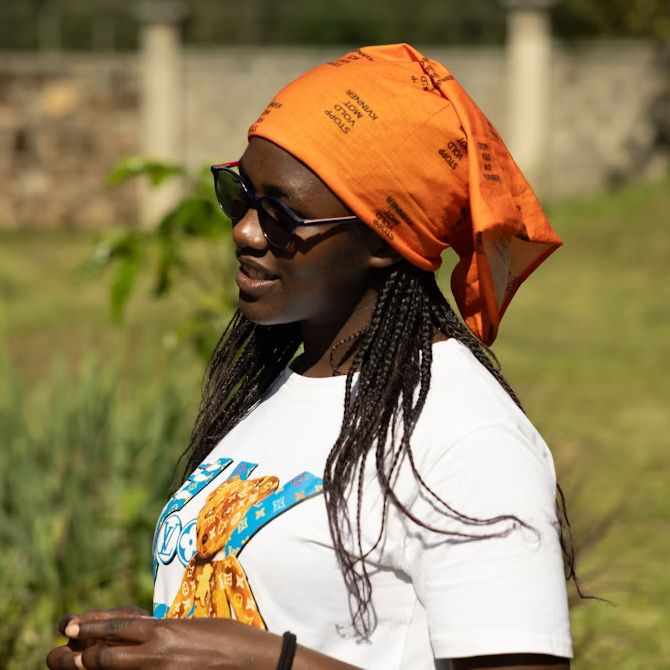 Ung jente med hodeplagg og solbriller, Foto.