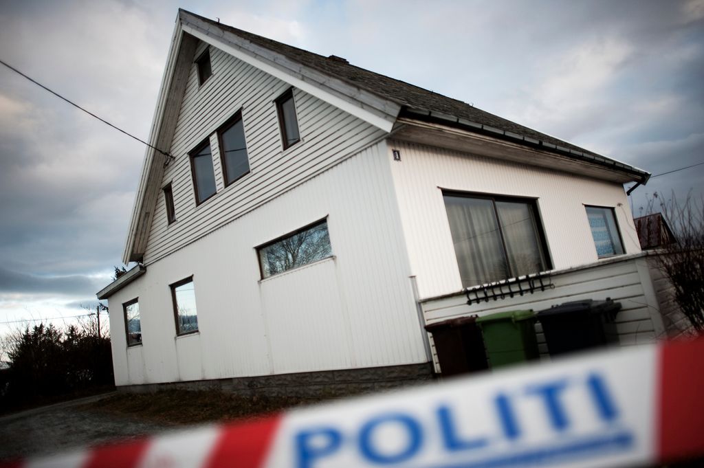 Enebolig omgitt av politiets sperrebånd. Foto.
