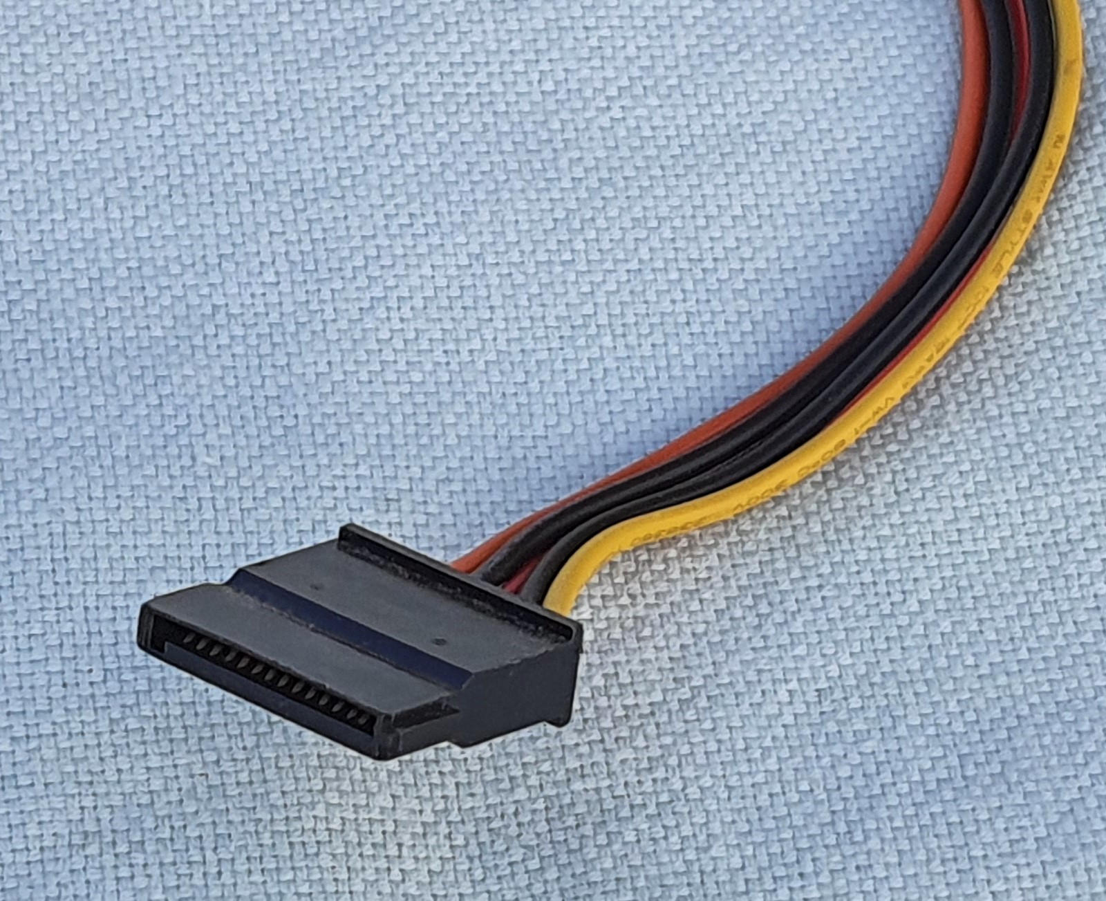 Smal og lang hannkontakt med 15 pinner i en fordypning. Foto.