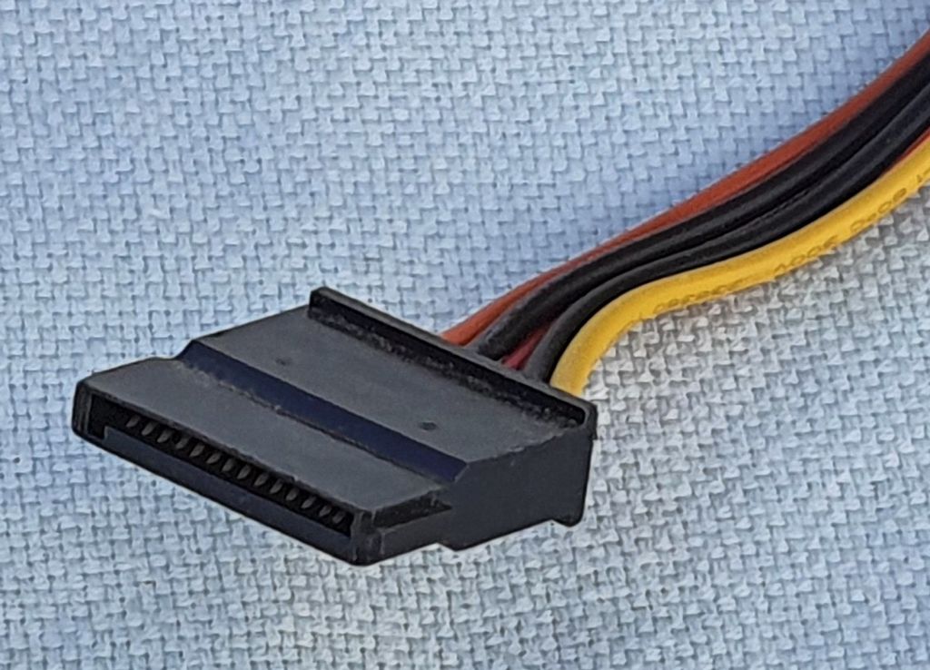 Smal og lang hannkontakt med 15 pinner i en fordypning. Foto.