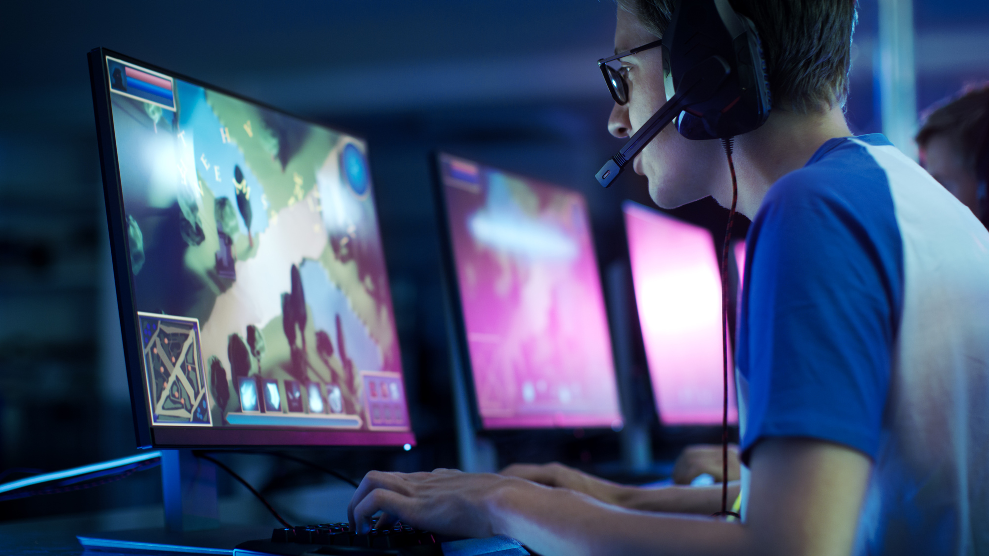 Ung mann gamer. Foto.
