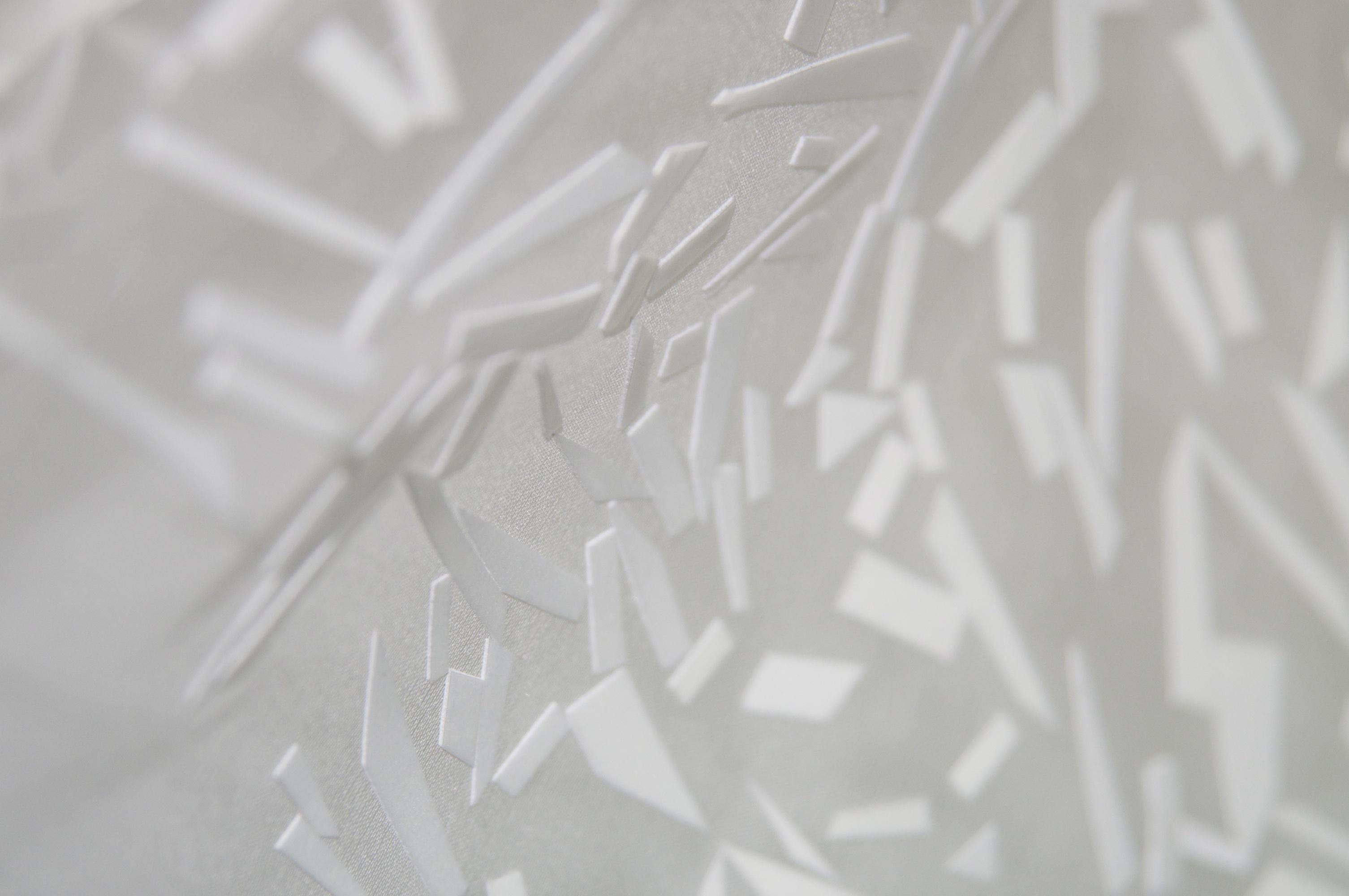 Transparent tekstil med hvit dekor. Foto.