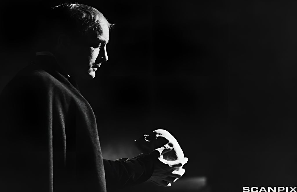 Frå skodespelet Hamlet. Hamlet held ein hovudskalle i handa og ser ned på han. Foto.