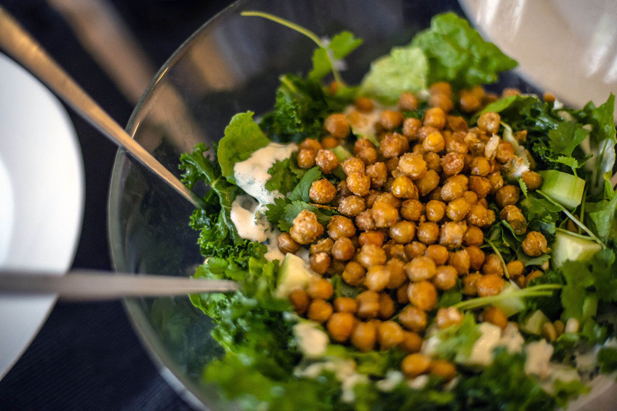 Kikertsalat i en glassbolle. Foto.