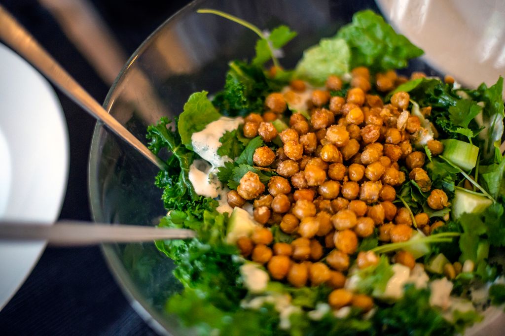 Kikertsalat i en glassbolle. Foto.