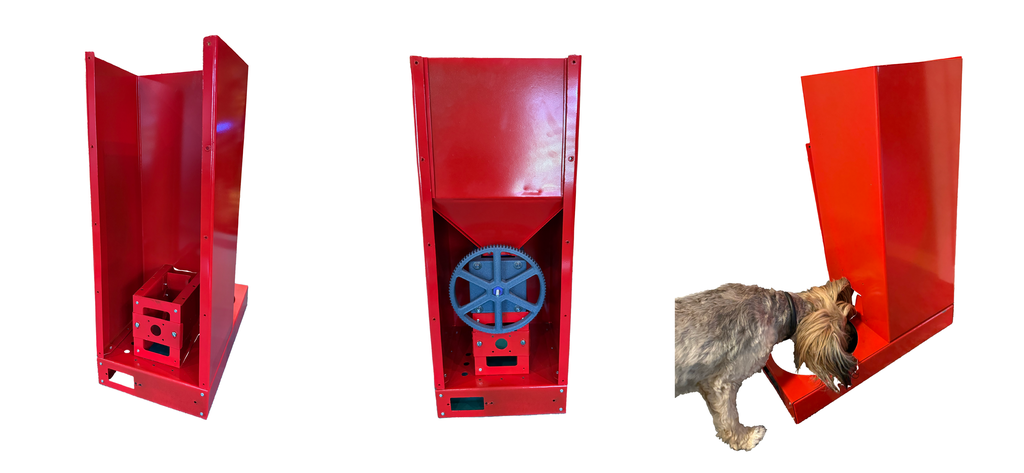 Tre hundematingsmaskiner som er delvis montert, og som vises fra ulike sider. Foran den ene maskinen står det en hund og spiser. Foto