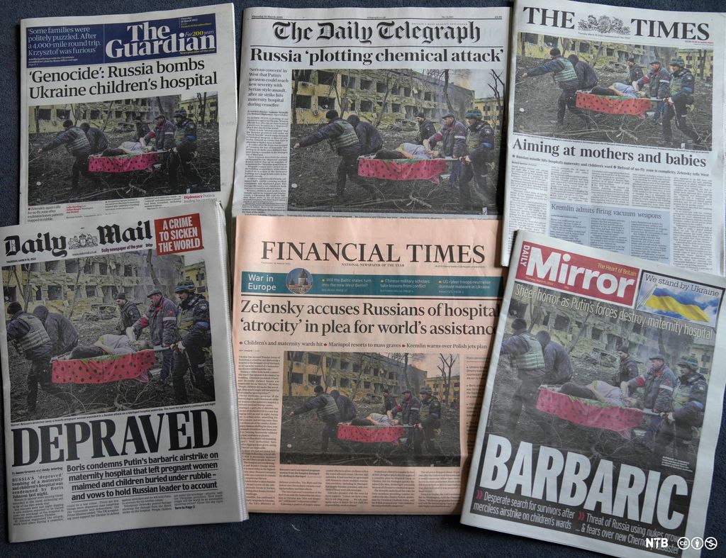 Avisforsider med bilete av ei skadd, døyande kvinne som blir boren på båre ut av sjukehusruinane. Foto.