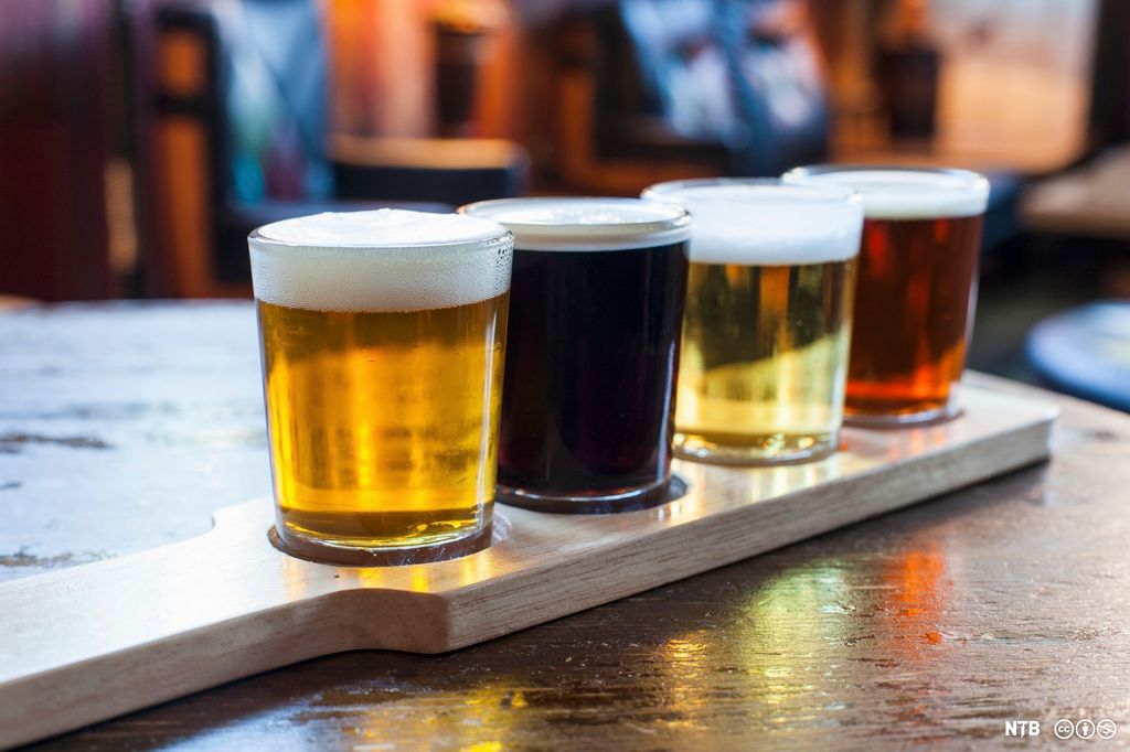 Ulike typer øl i glass på en bardisk. Foto.