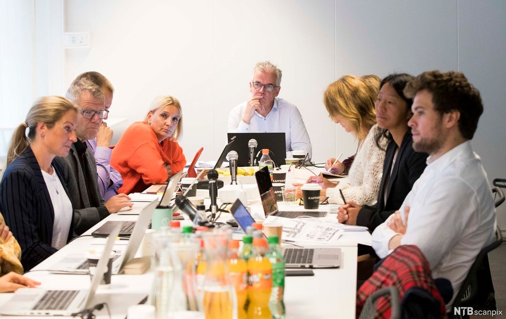 Møte i Pressens faglige utvalg, medlemmer sitter rundt et bord. Foto.