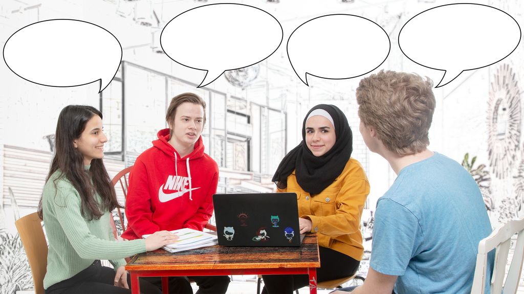 Fire ungdommar sit rundt eit bord i ein kafe og diskuterer. Dei har ein pc framfor seg og ei oppslått bok. Det er snakkebobler som står ut frå kvar av dei. Foto/Illustrasjon.