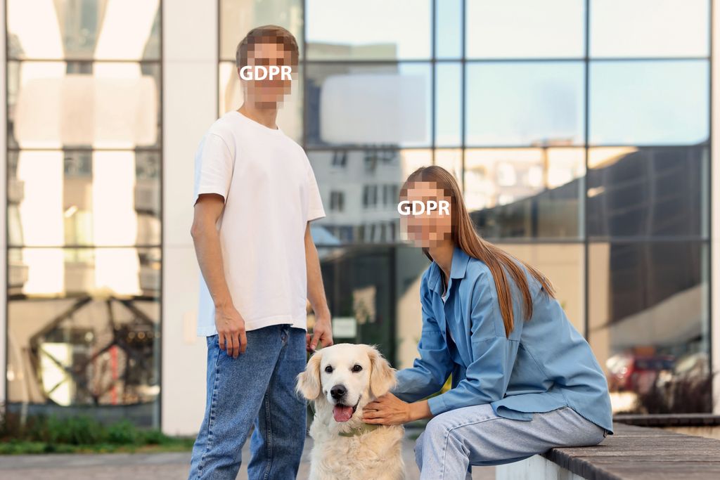 To personer og en hund ser mot kamera. Ansiktene til personene er gjort veldig uskarpe, og det er skrevet GDPR over dem. Foto. 