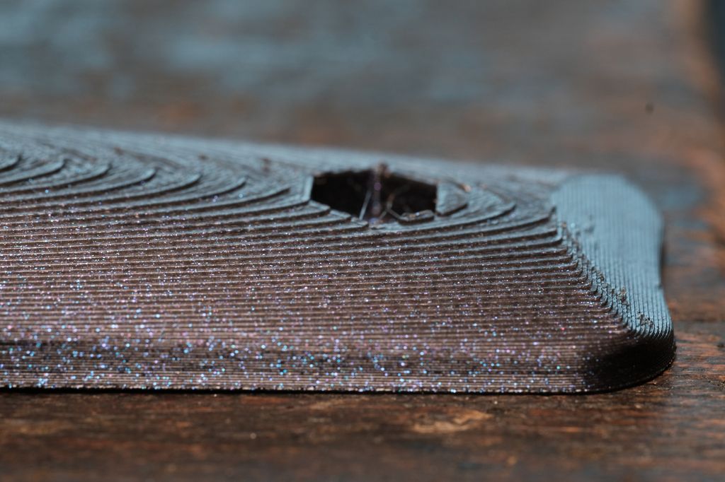 Nærbilde av struktur med skille mellom hvert utskrevet lag av materialet, men lagene er tettere enn i bildet til venstre. Foto.