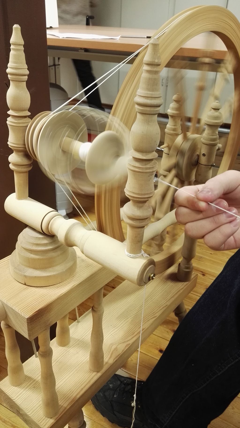 Ein rokk blir brukt til å spinne garn. Foto.