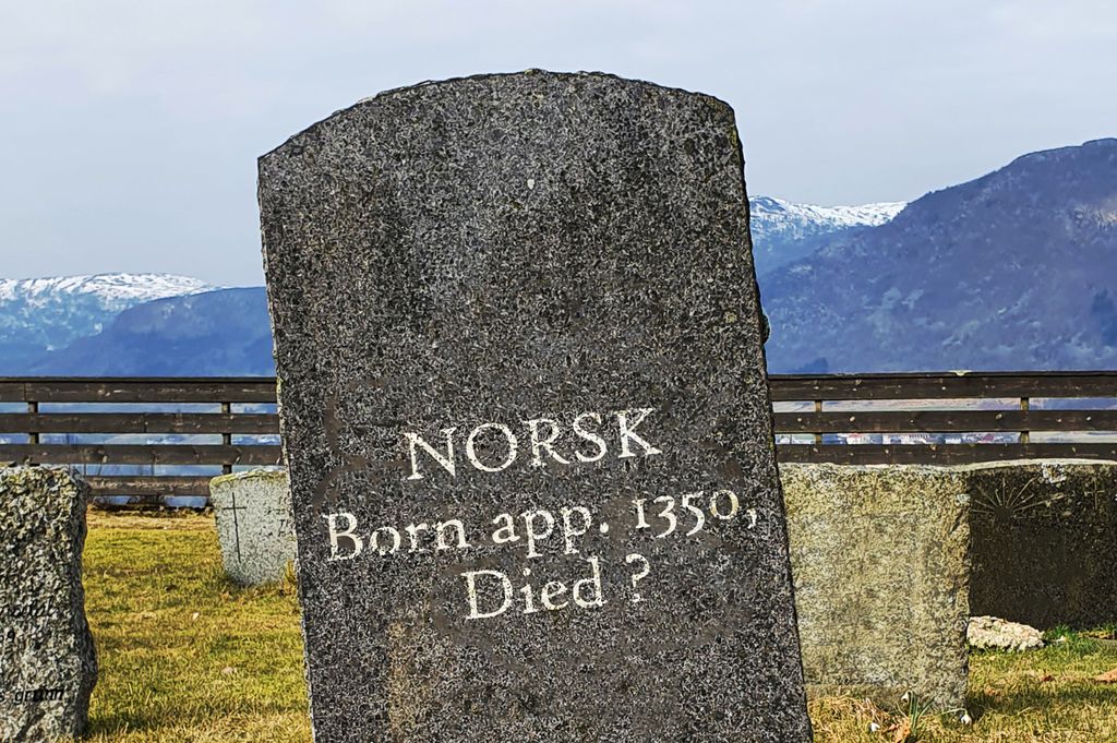 Gravstein på en kirkegård. Gravsteinen har teksten "Norsk Born app. 1350, Died ?" Manipulert Foto.
