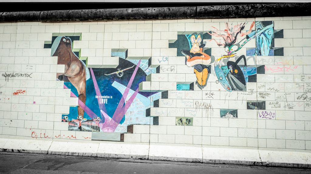Gatekunst der det skal sjå ut som ein mura vegg, lik den i Pink Floyds cover på "The Wall", har fått fjerna mange av mursteinane, og alt det spennande som er bak, synest. Foto.