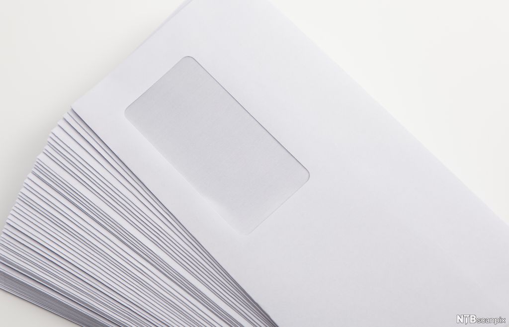 En stabel med vinduskonvolutter. Foto.