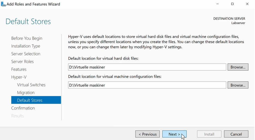 Skjermvindu merket "Default Stores". Et felt viser standardplassering av virtuelle harddisker, et annet felt viser standard plassering for konfigurasjonsfiler til de virtuelle maskinene. Til høyre for hvert felt er det en knapp med teksten "Browse …". I bildet er plasseringene forandret til D kolon omvendt skråstrek Virtuelle maskiner. Skjermbilde.