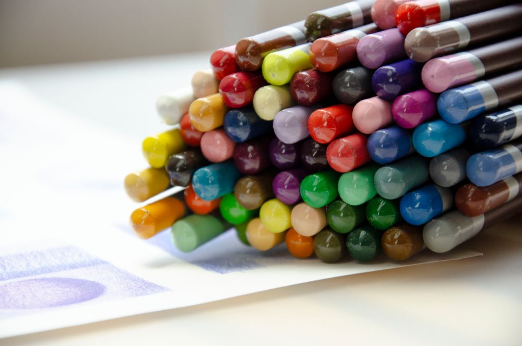 Ein bunt med fargeblyantar. Foto.