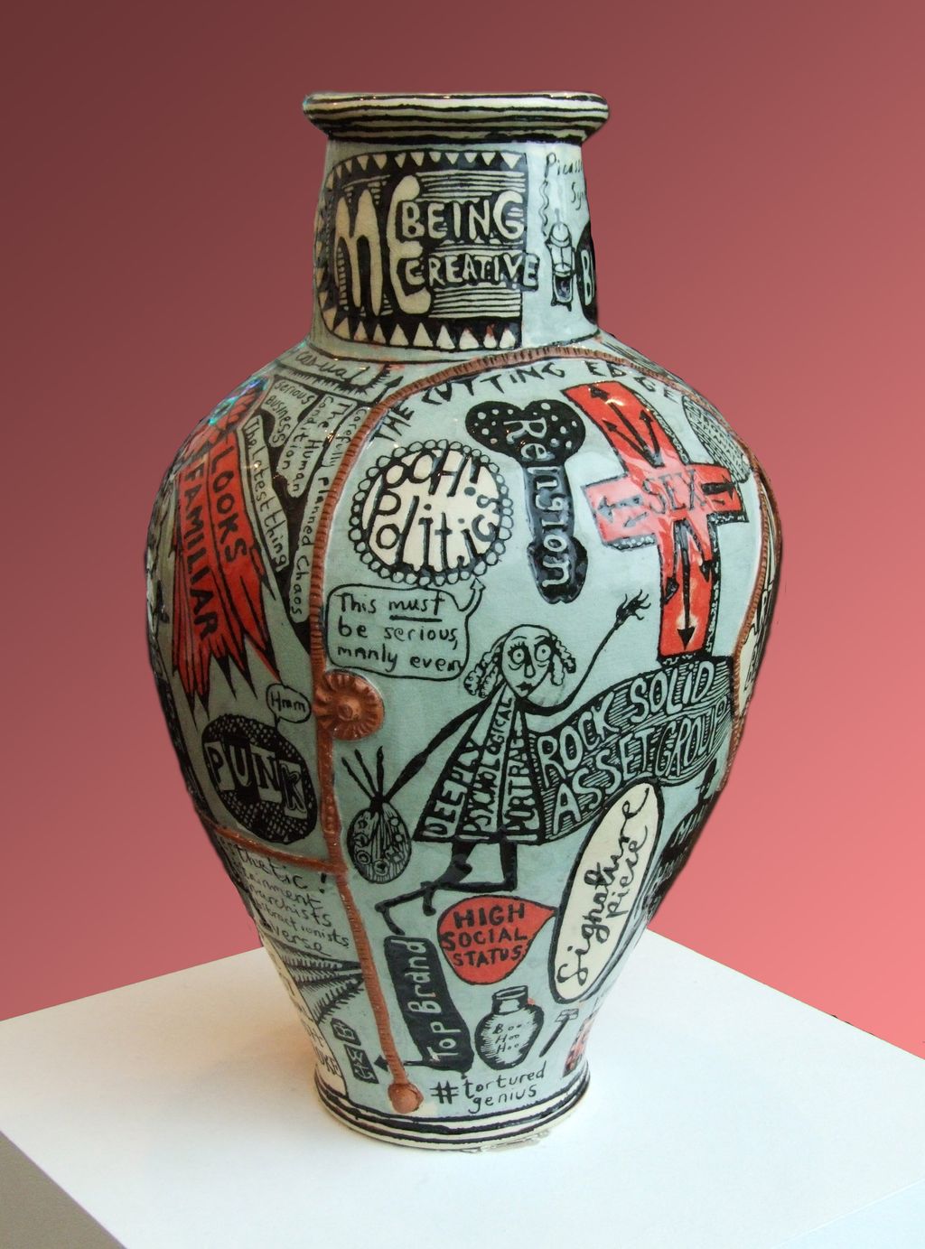 Keramisk vase dekorert med visuelle elementer og skriftlig tekst. Foto. 