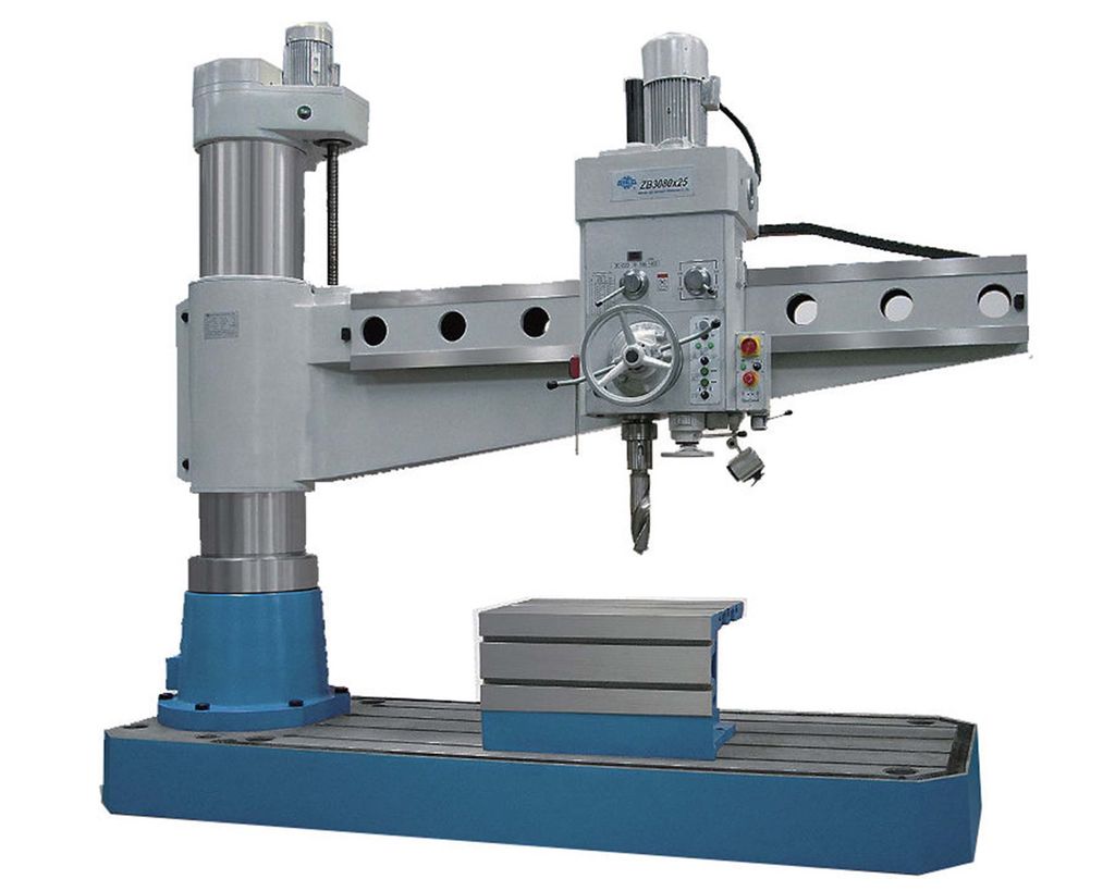 Radialbormaskin med mellom anna maskinstikke og kubbebord. Foto.