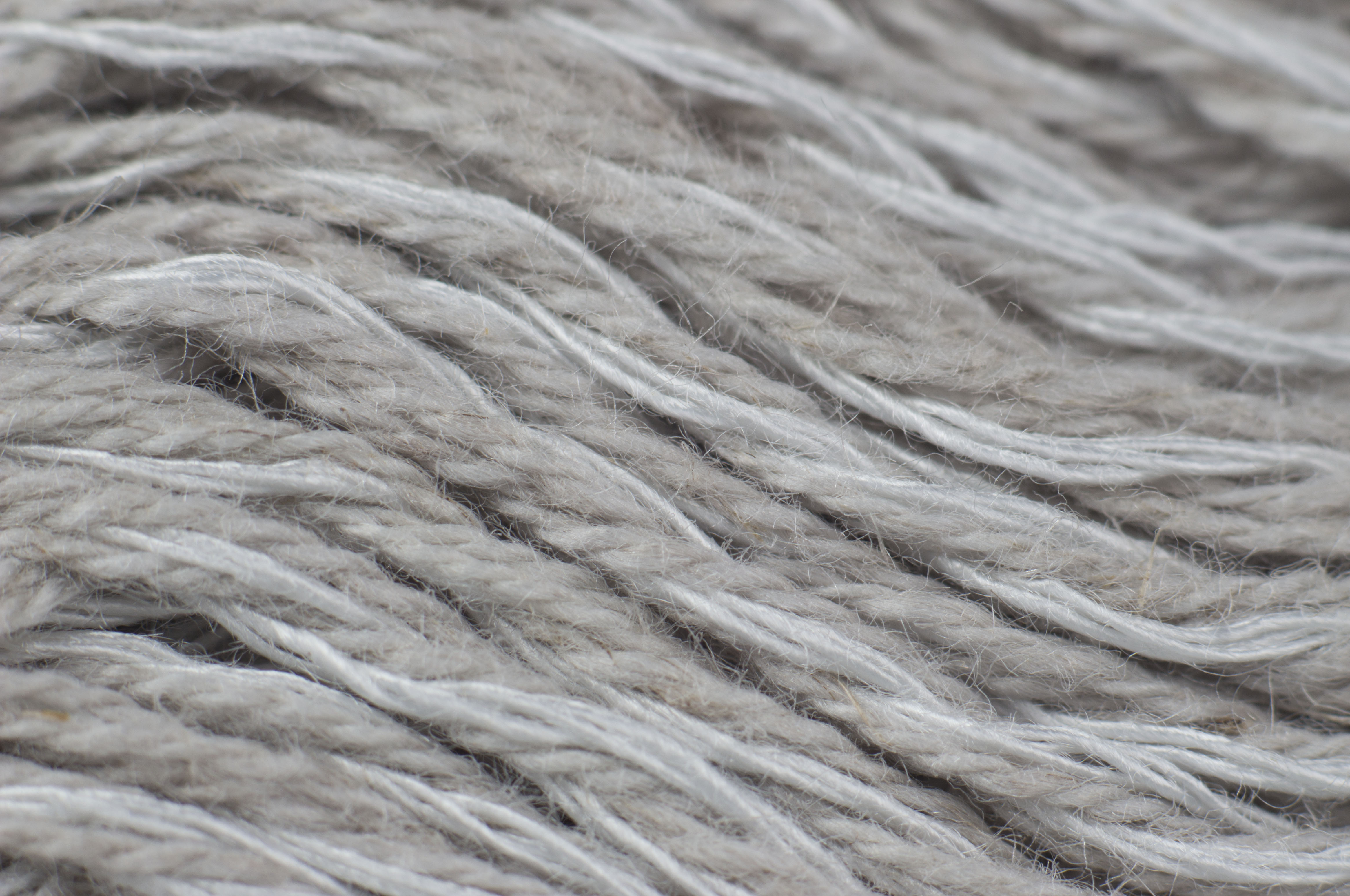 Nærbilde av garn i gråtoner. Foto.