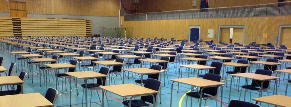 Tomme pulter i en gymsal