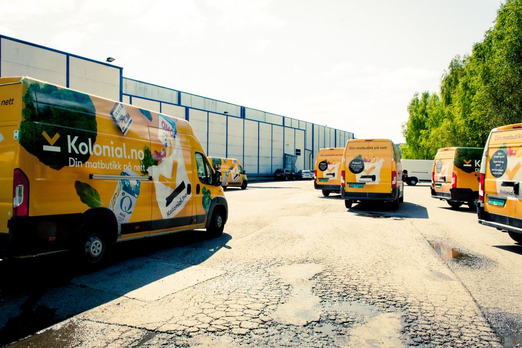 Gule varebilar utanfor hovudlageret til Kolonial.no. Bedrifta skifta i 2021 namn til Oda.no. Foto. 
