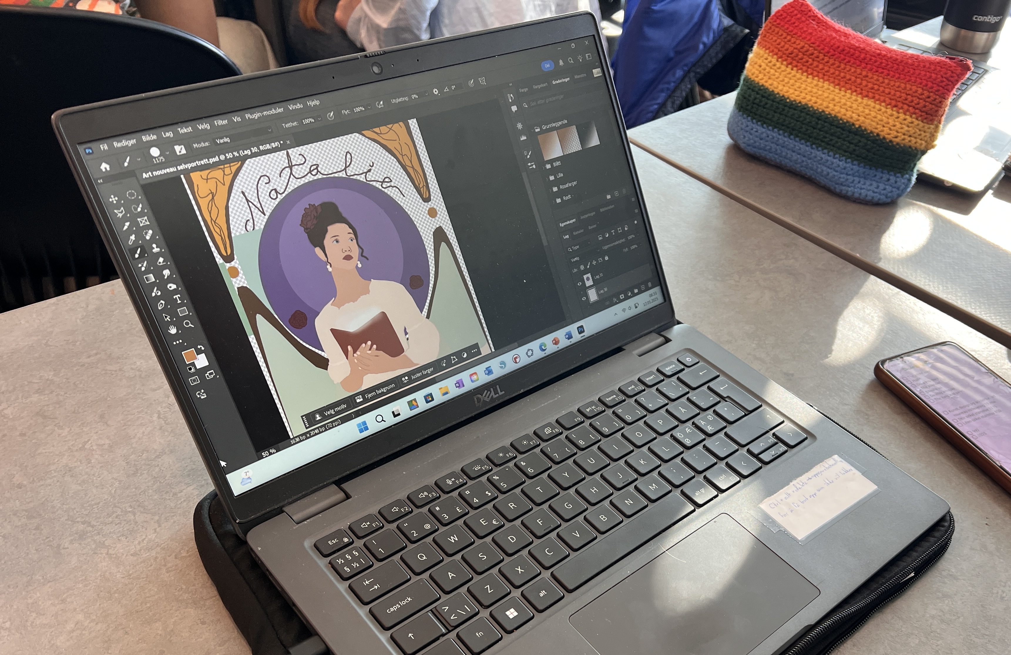 En dataskjerm viser et bilde inspirert av art nouveau-stil. Foto.