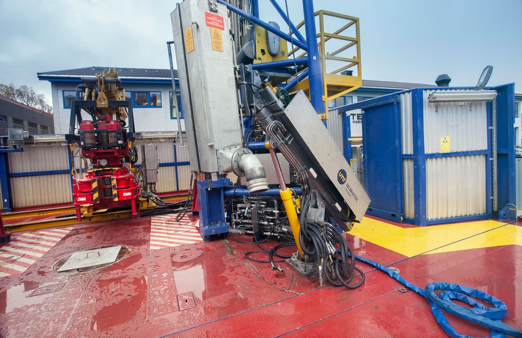 Bildet viser at gulvet på boredekket er merket med rød farge for fare. For å gå inn i rød sone må man ha tillatelse fra boreren. Foto.