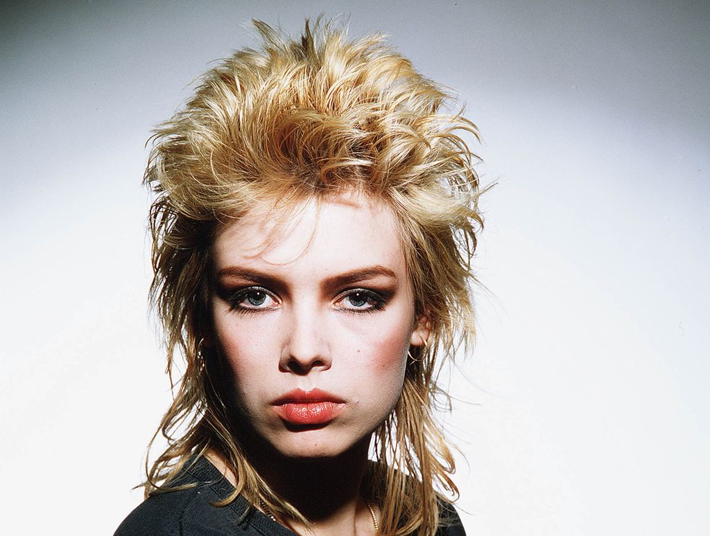 Portrett av Kim Wilde med hockeysveis. Foto.