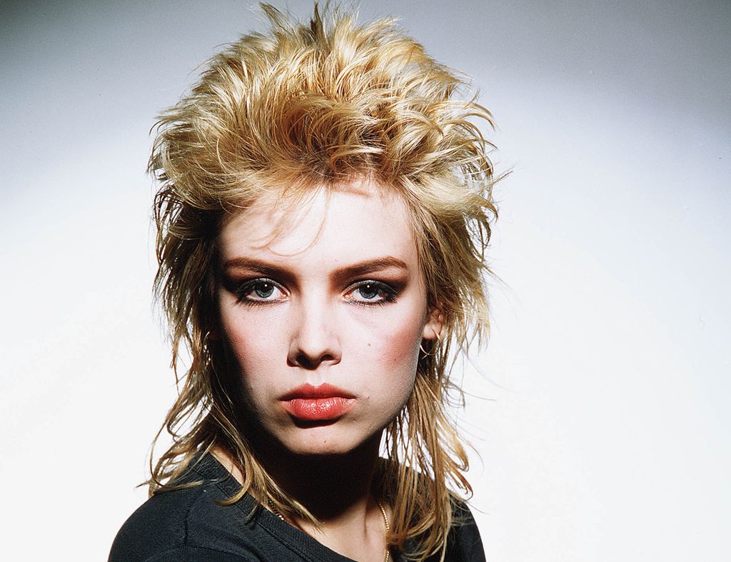 Portrett av Kim Wilde med hockeysveis. Foto.