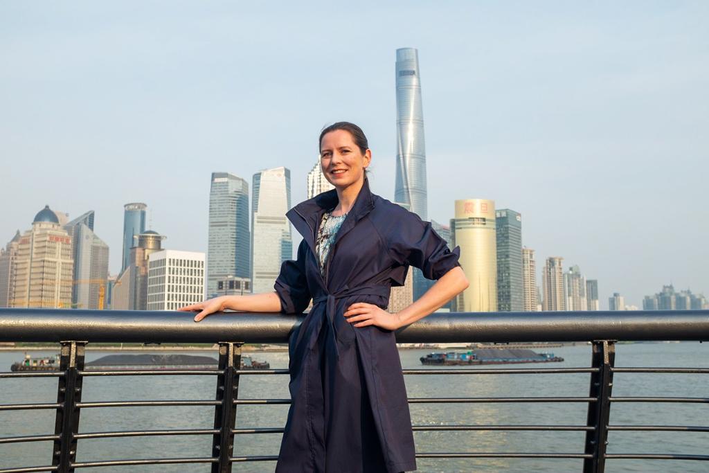 Woman in front of skyline. Photo.