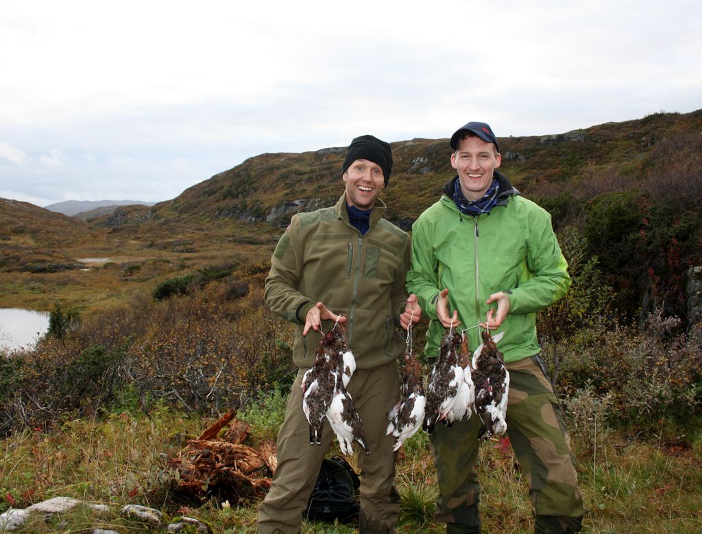 To unge jegere viser fram rypene de har skutt. Foto.