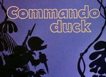 Silhuett av Donald Duck mot blå bakgrunn. Han har hjelm på hodet, en dolk i hånda og et gevær med bajonett på ryggen. Silhuetter av palmeblad i forgrunnen. Tittelen Commando Duck øverst i bildet. Skjermutklipp.