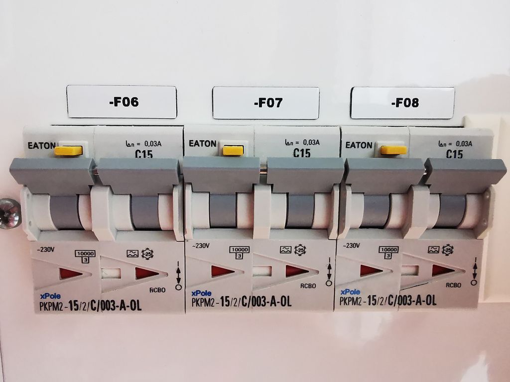 Jordfeilautomater i sikringsskap. Foto.