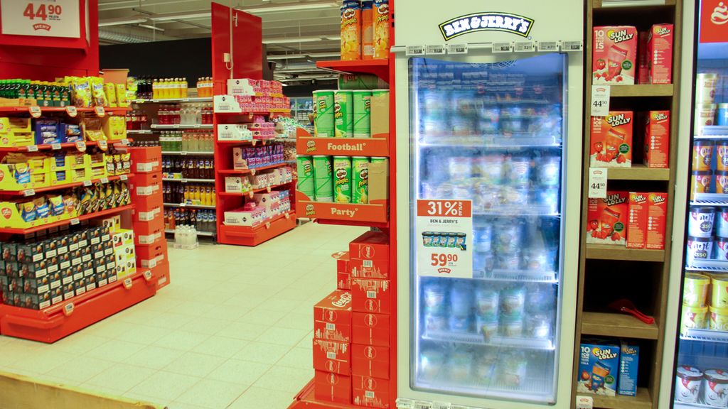 Fryseskap med Ben&Jerry-is i forgrunnen i en dagligvarebutikk. Ellers i rommet er det ulike varesorter i hyller og skap. Foto.