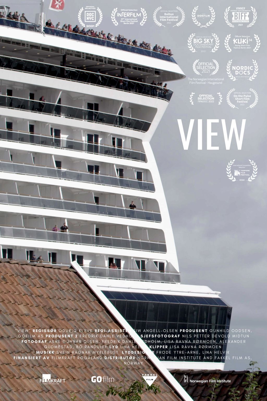 Et enormt cruiseskip ved kai rett bak et lite hus. Filmplakat.