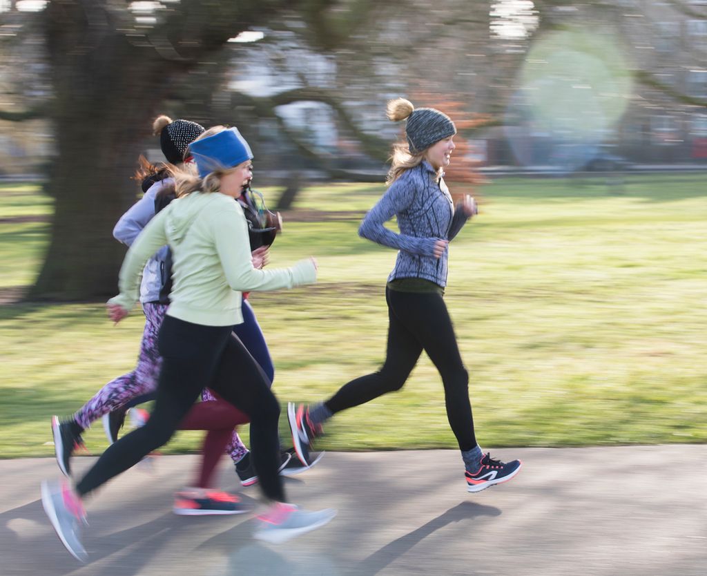 Jenter som jogger i en park. Foto.