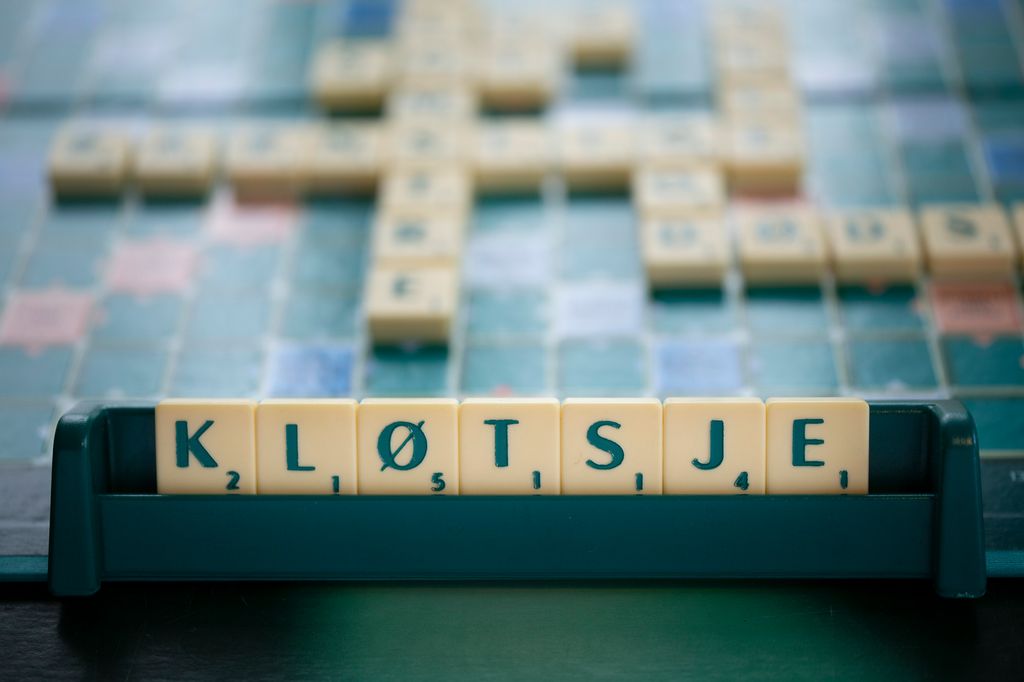 Scrabble-brett med ordet "kløtsje" i forgrunnen. Foto.