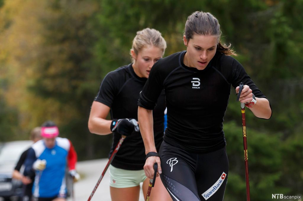 To jenter løper med staver. Foto.