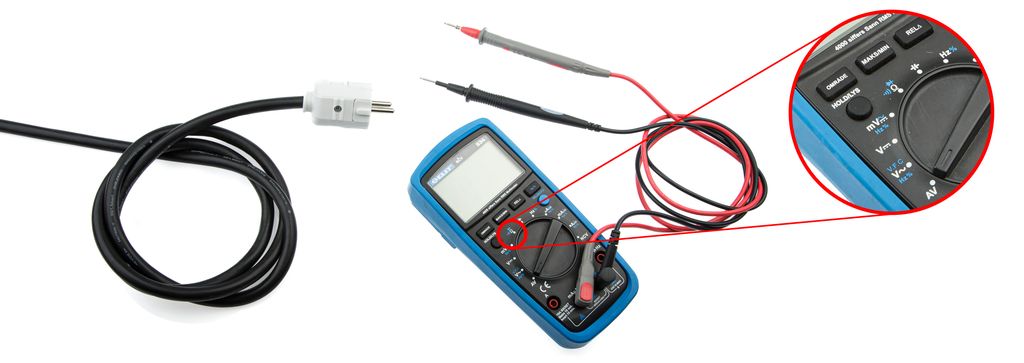 Leidning og multimeter. Foto.