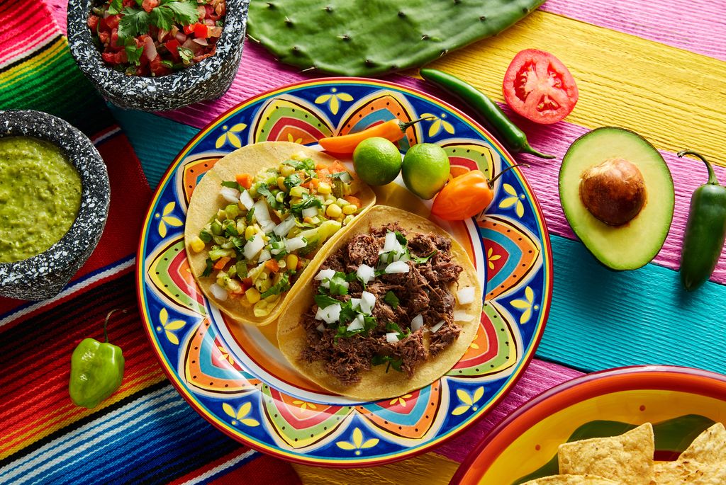 Meksikansk taco-tallerken, sausar, grønsaker og tortilla-chips. Foto.