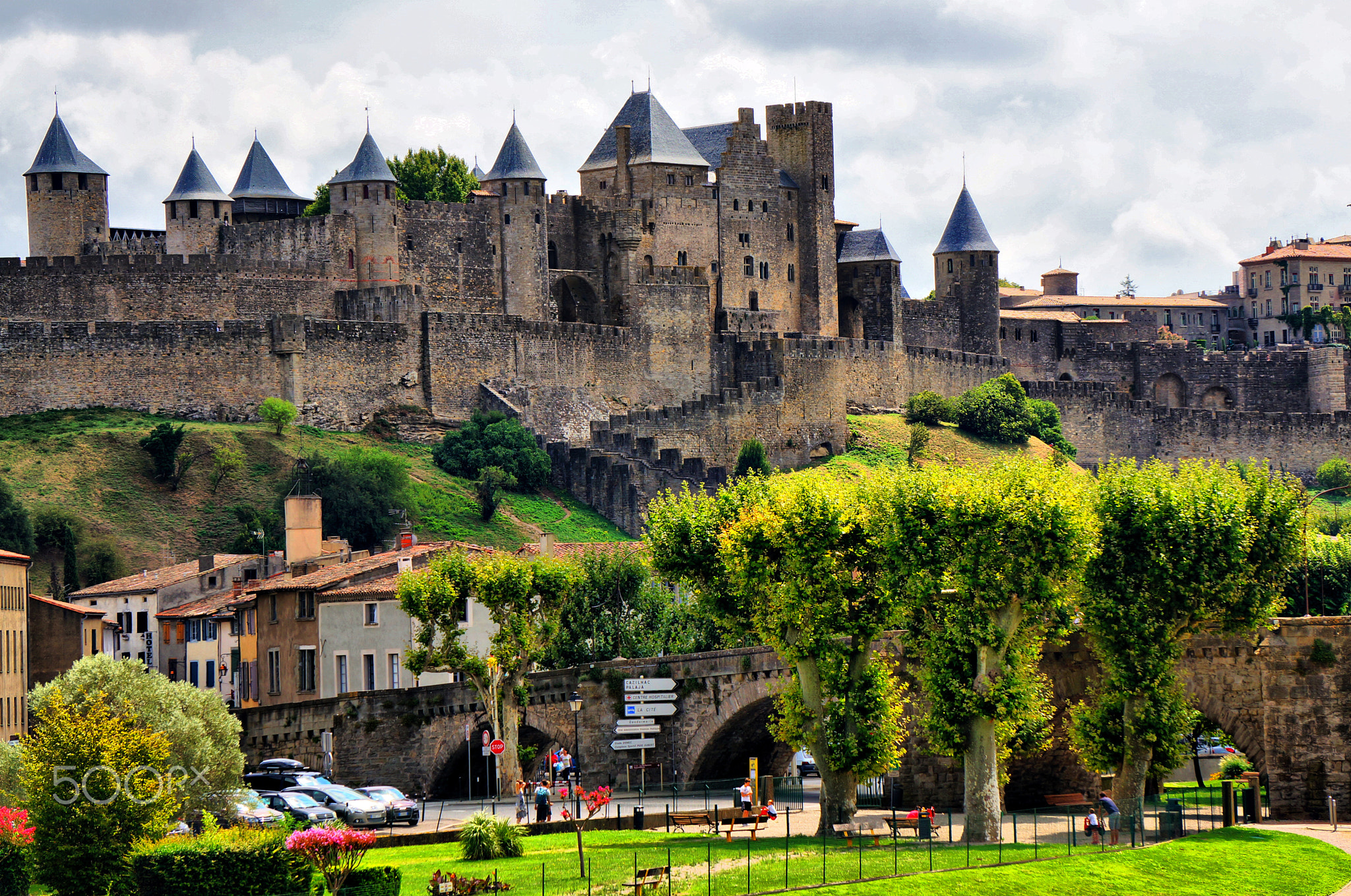 Bildet viser en stor steinborg, Carcassonne i Frankrike. Foto.