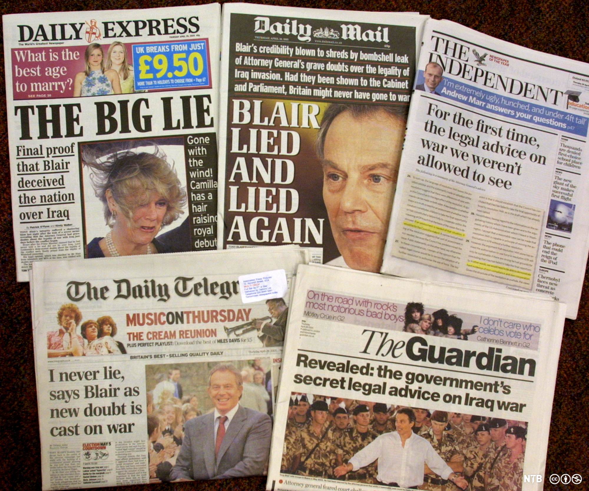 De britiske avisene Daily Express, Daily Mail og The Independent er lagt fram på et bord. Alle forsideoppslagene handler om at Tony Blair har løyet om krigen. Foto.