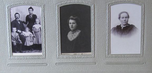 Tre svart-hvitt-fotografier i et fotoalbum. Det ene viser en mann, en kvinne og tre små barn. De to andre er portretter av kvinner. Ut fra klesstilen å dømme ser bildene ut til å være fra rundt 1900. Foto.