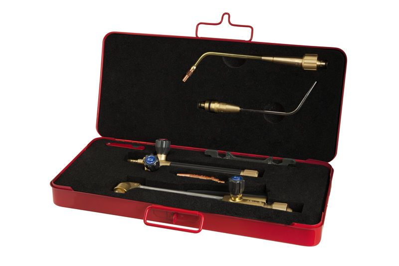 Ein raud koffert som inneheld eit sett til gassveising og skjerebrenning. Foto.