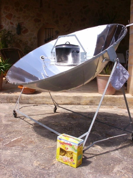 Bilde av en solfanger med en kjele i. Foto.