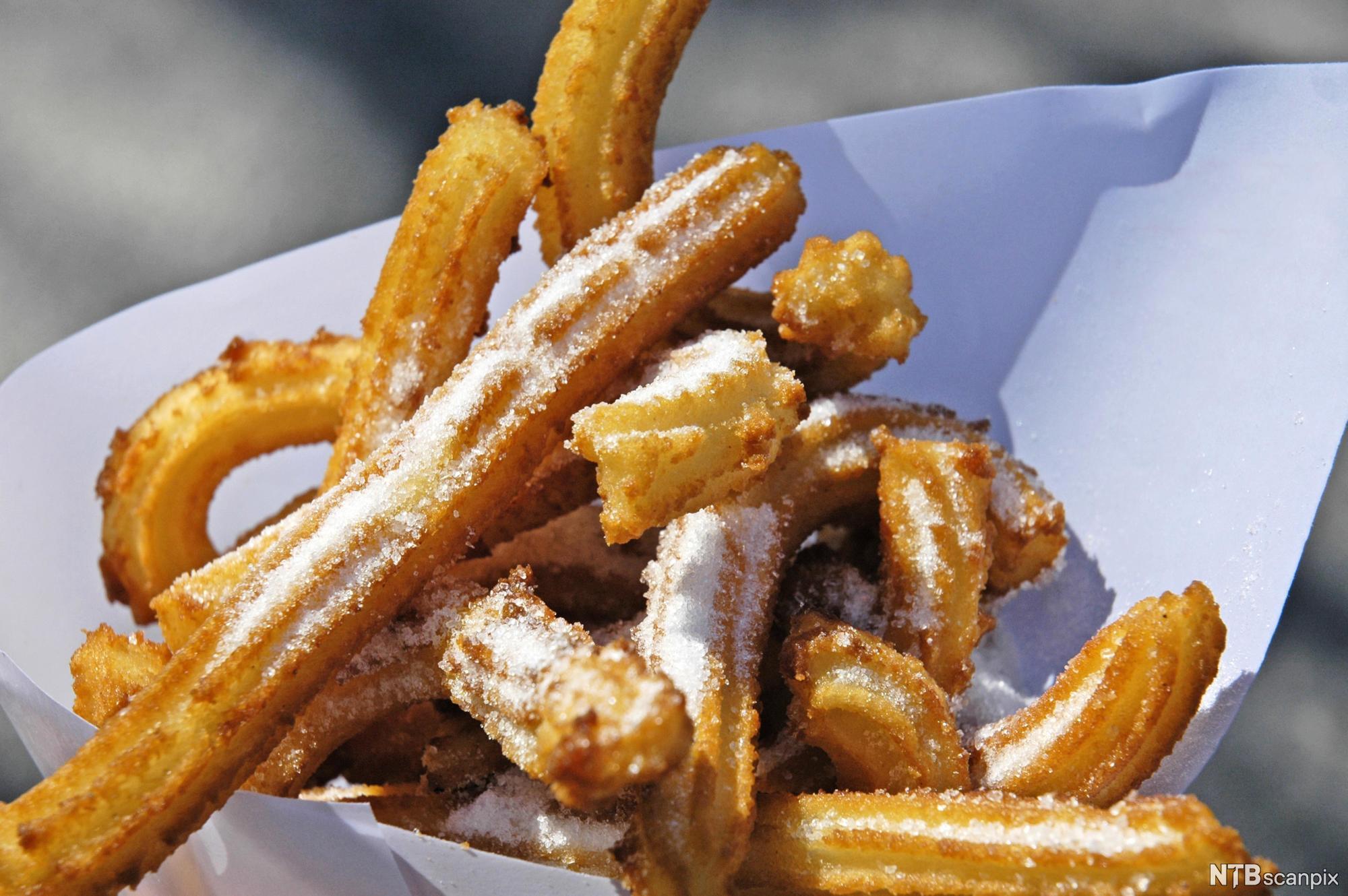 Churros overstrødd med sukker. Foto.