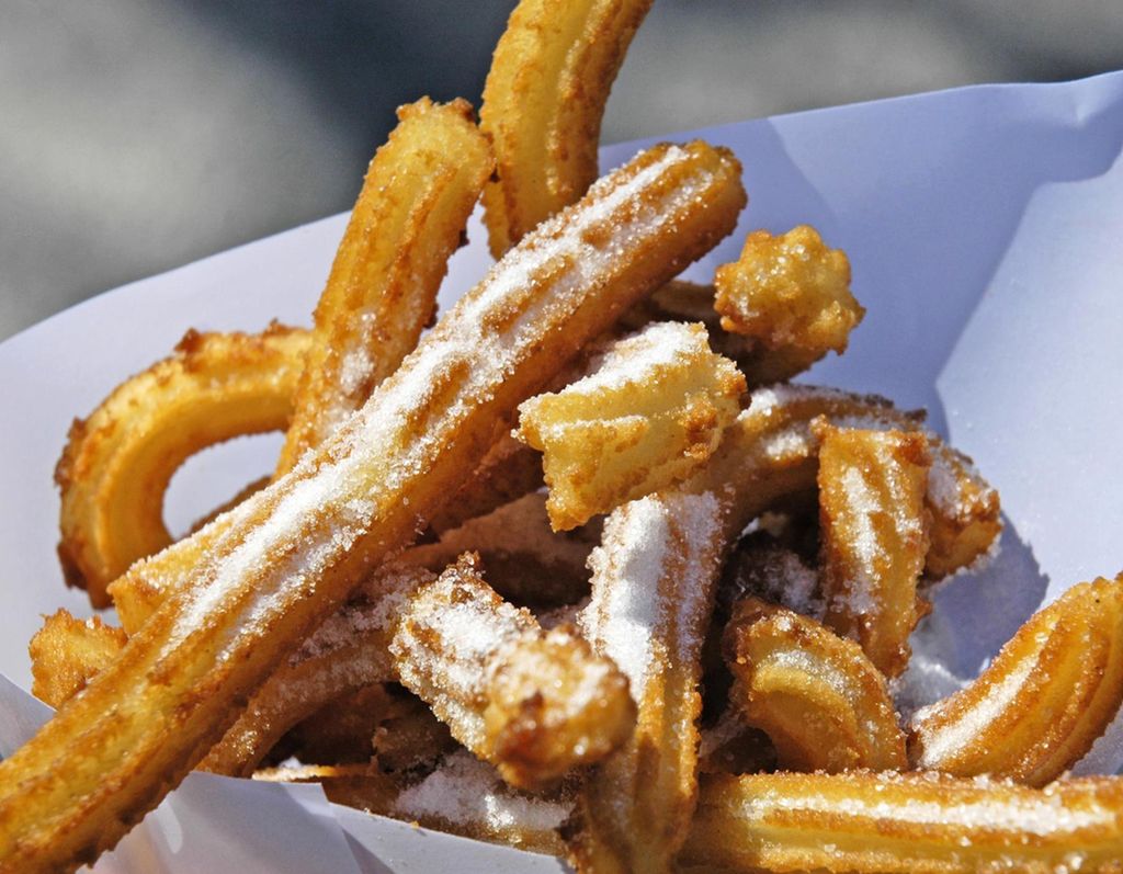 Churros overstrødd med sukker. Foto.